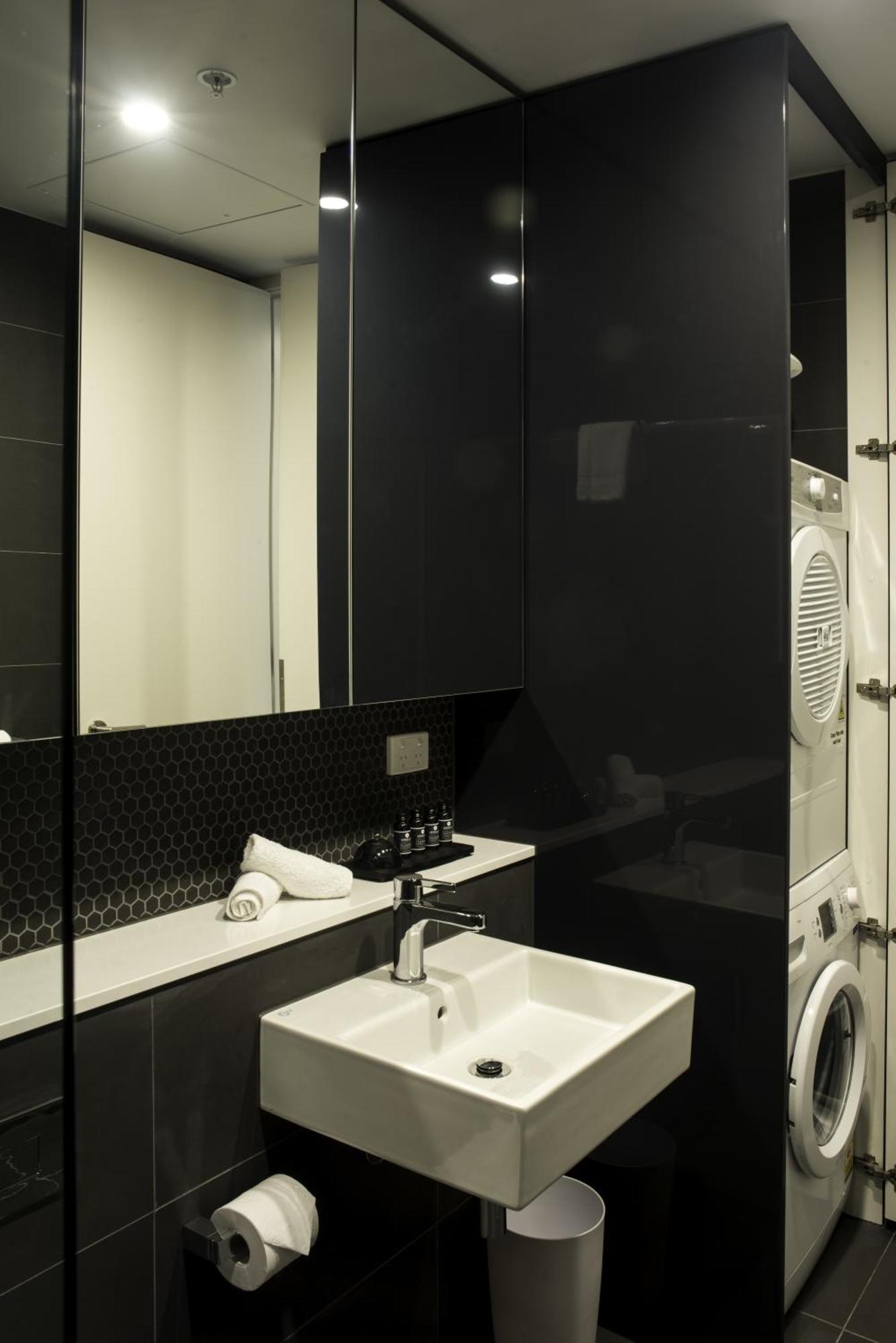 381克雷蒙公寓式酒店 墨尔本 外观 照片 A bathroom with black high gloss lacquer