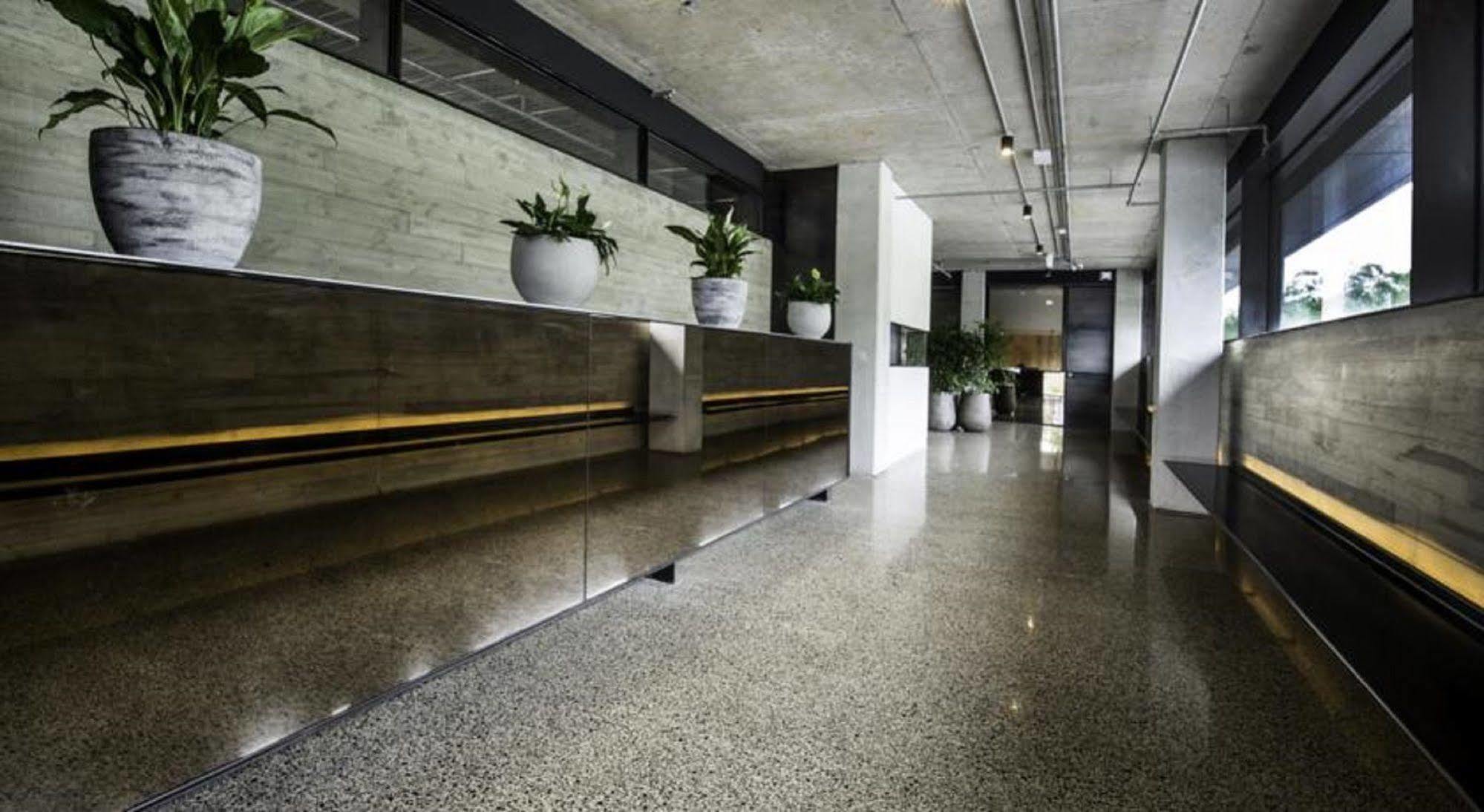 381克雷蒙公寓式酒店 墨尔本 外观 照片 A polished concrete floor