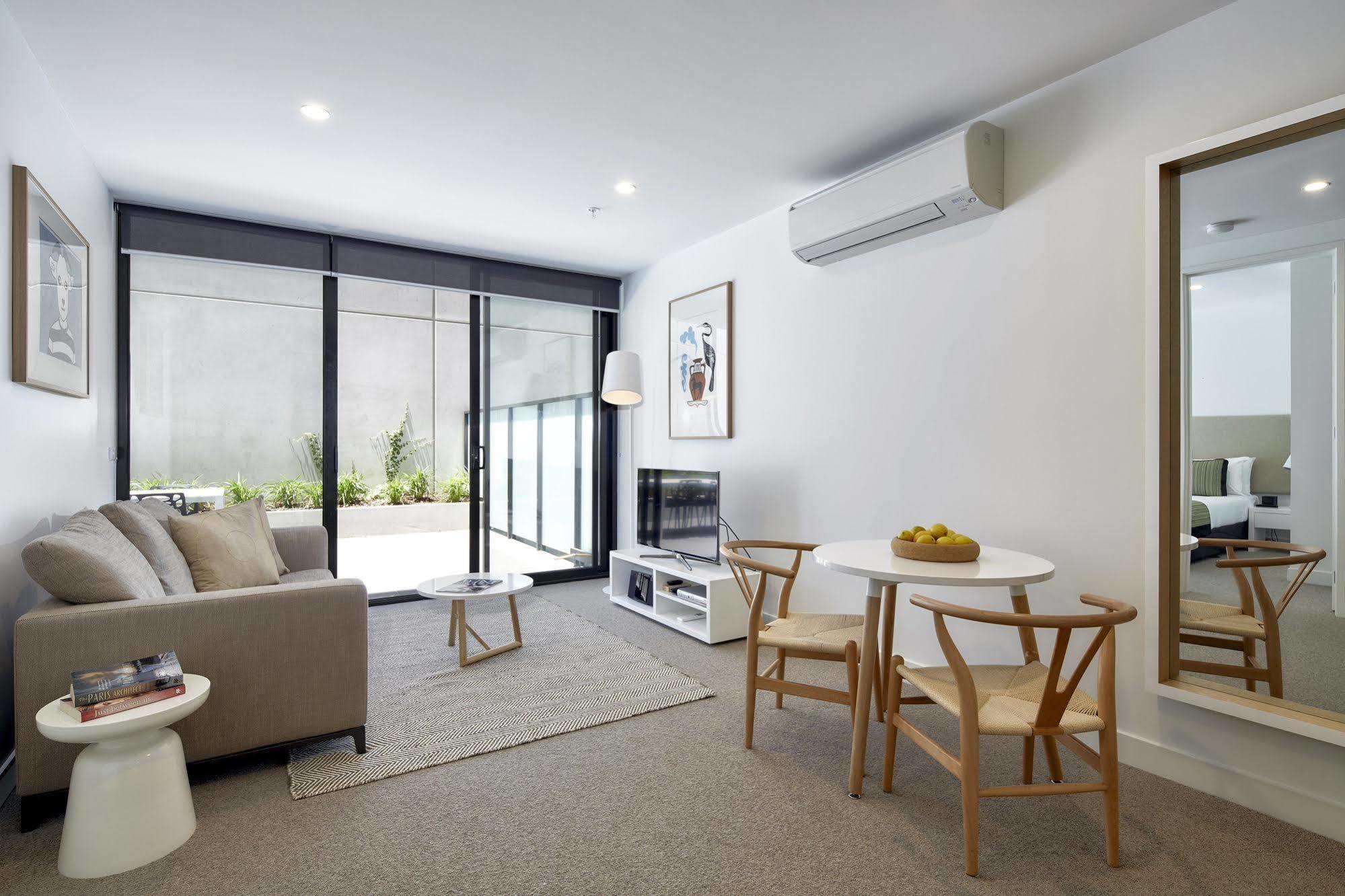 381克雷蒙公寓式酒店 墨尔本 外观 照片 A living room in a modern apartment