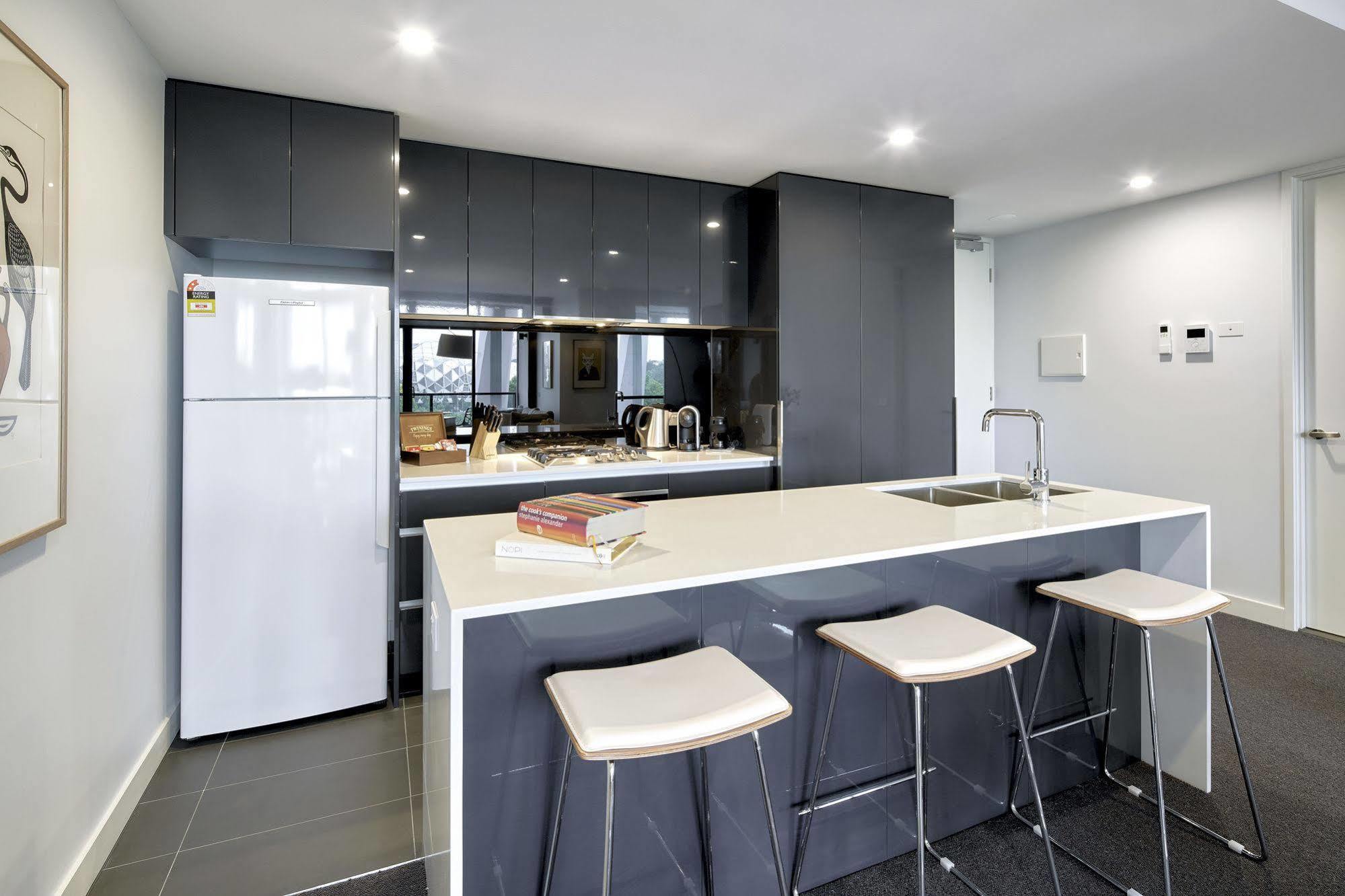 381克雷蒙公寓式酒店 墨尔本 外观 照片 A kitchen in a student apartment at the University of Melbourne